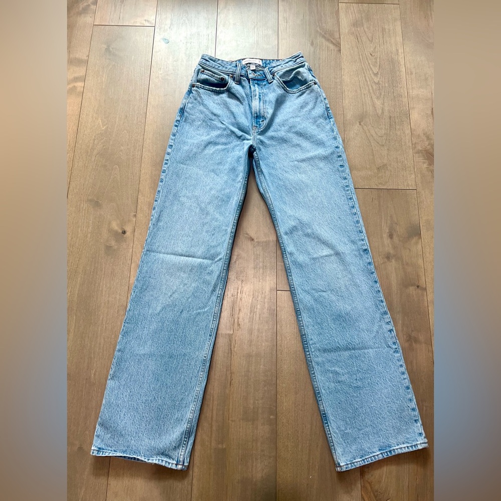 Abercrombie & Fitch The 90’s Relaxed Jean Curve Love Light Wash